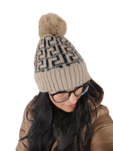 Zimowa Czapka Damska Na Polarze z Pomponem Alpaka Beżowo Czarna